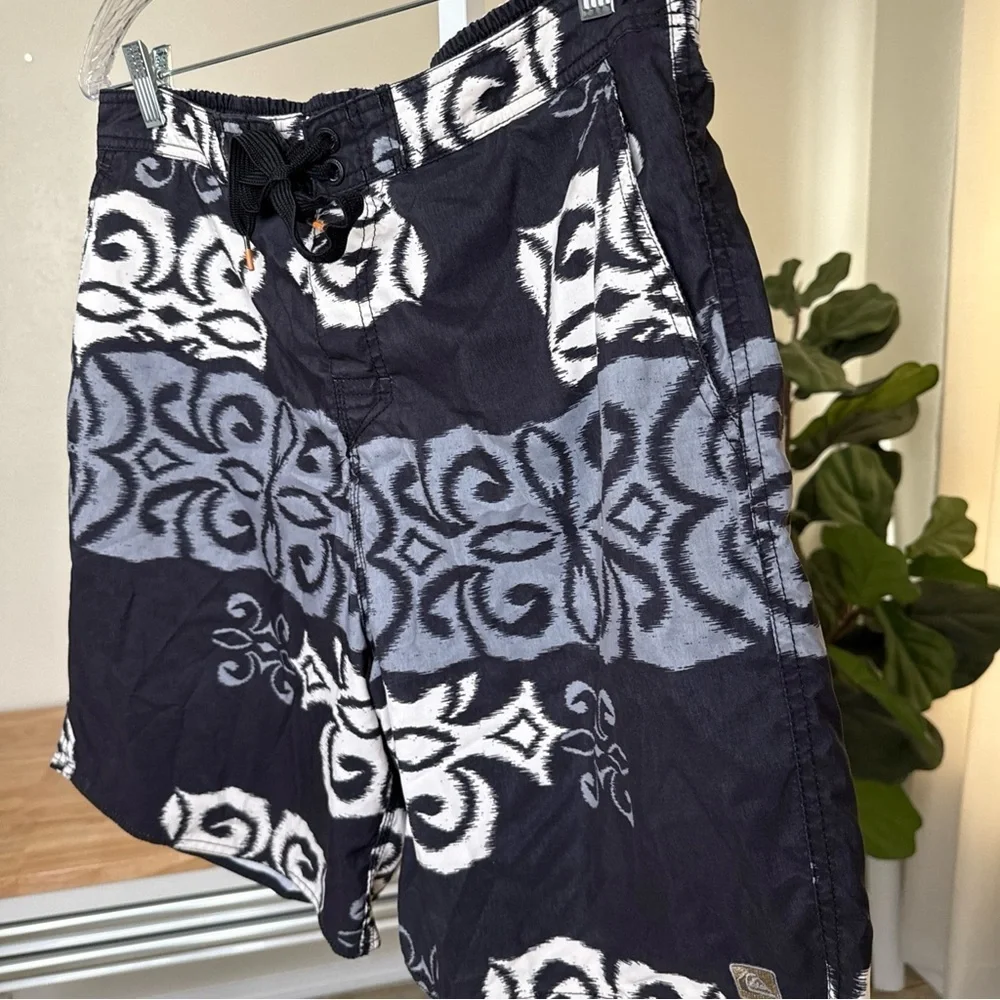 Quiksilver Men’s Size Large swim trunks TIKI board shorts BLACK elastic